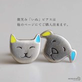 シルバー925 微笑む猫のピアス キャットモチーフ ネコ ねこ アニマル カラフル 耳 アクセサリー メンズ ユニセックス 男女兼用 個性的 かわいい おしゃれ カジュアル ワンポイント 猫好き向け 耳元コーデ 人気 片耳用 1点