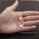 ハワイアンジュエリー フィッシュフック モアナ 刻印 無料 誕生石入れ可 ペンダントトップ Lサイズ 縦42mm シルバー925 ネックレス チェーン別売 ペンダントヘッド メンズ レディース 誕生日 プレゼント ハロウィン 【品番：SP2926】