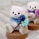 誕生日プレゼント 花 名入れ ガラスドーム 【誕生石カラーのクリスタルガラス付き】 女性 置物 フラワー 彼女 妻 友達 母 娘 卓上 飾り物 癒し 誕生石 10月 11月 トルマリン トパーズ フラワーアレンジメント 記念日 結婚記念日 10代 20代 造花 誕生月 テディベア ぬいぐるみ インテリア おしゃれ 可愛い フラワーグラスギフトtete 80223