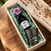 【早割】敬老の日 退職 名入れ ギフト SXX 酒セット 日本酒 獺祭 純米大吟醸45 180ml & 波佐見焼 雅焼酎カップ 紐リボン・コサージュ付 木箱入り / プレゼント ギフト 退職 記念 誕生日 還暦 古希 喜寿 傘寿 米寿 緑寿 早寿 長寿 祝い