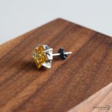 シルバー925 イエローストーンピアス スクエア カラーストーン 爪留め スタッドピアス メンズ レディース ユニセックス アクセサリー 耳飾り 黄色 存在感 個性的 クール パンク ロック カジュアル 個性派 片耳用 1点