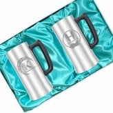 名入れ ビールジョッキ ペア 名前入り プレゼント 真空断熱 保温 保冷 ステンレス ステンレスジョッキ 彫刻 刻印 印字 グラス コップ ビアグラス おしゃれ ビールグラス 父の日 母の日 還暦祝い 退職 誕生日 結婚祝い 昇進 無料 ラッピング ジョッキ 記念品 実用的 ネーム入れ 男性 女性 バースデー ギフト 470 ml 化粧箱 入り ビアジョッキ セット アル AL11D