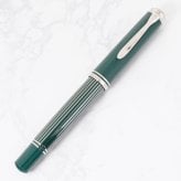 ペリカン Pelikan 万年筆 国内限定500本 スーべレーン メタルストライプグリーン M815 ペン先EF(極細字) 特別生産品 高級筆記具 インク特典有 文房具【スペシャルラッピング660円(別売り)】 送別会 誕生日 お中元 還暦祝い 結婚祝い 結婚式 高級 父の日 母の日 即日発送 クリスマスプレゼント 文房具 成人祝い ビジネス小物 ホワイトデー