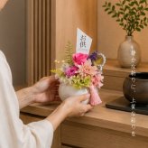 お供え 花 プリザーブドフラワー 仏花 雫 しずく 菊 供花 仏壇用 祭壇 一周忌 三回忌 七回忌 命日 法事 月命日 満中陰 33回忌 四十九日 49日 お盆 お彼岸 ブリザードフラワ- フラワーアレンジメント フラワーギフト 長持ち