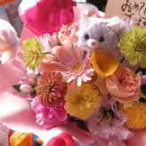 ネコ ねこ 猫入り フラワーアレンジメント 誕生日 デザイナーにおまかせ 生花使用 