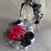 【プリザーブドフラワー／ガラスの靴ミニシリーズ】黒薔薇と赤薔薇のミニ薔薇とリボンのギフトシューズ♡