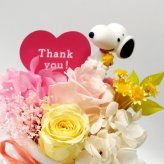 【公式ライセンス商品】送料込み スヌーピーローズアレンジHUG・Thank you【プリザーブドフラワー フラワーアレンジメント カップ 花 お花 キャラ スヌーピー 雑貨 インテリア プレゼント ギフト 母の日　誕生日 記念日 お祝い】