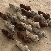 お香立て ダックスフンド 陶器製 ハンドメイド風 パフモチーフ 犬 置物 かわいい インセンスホルダー 香皿 アロマ雑貨 卓上 インテリア 玄関 リビング 寝室 飾り ギフト プレゼント