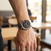 グッチ 腕時計 メンズ Gタイムレス 1本限り 自動巻き 42mm ブラック シルバー 蜂 ビー GUCCI G-Timeless スイス製 サファイアガラス プレゼント ギフト 成人 卒業 入学