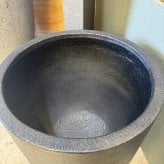 鉢カバー おしゃれ 大型 軽量 18号 13号 11号 丸型 KONTON コントン バルゴ モノ L M Sサイズ 高級 北欧 モダン ナチュラル 室内 屋内 観葉植物用 多肉植物 サボテン シンボルツリー 特大 底穴なし 玄関 リビング プランター 深型 グレー ブラック