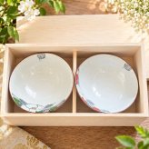 敬老の日 退職 名入れ ペアギフト SXX 波佐見焼 夫婦茶碗 内椿 赤 緑 2点セット 木箱入り / プレゼント ギフト 両親 夫婦 結婚 金婚式 銀婚式 退職 記念 誕生日 長寿 祝い 黒茶碗