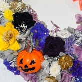 三日月のハロウィンフラワーリース プリザーブドフラワー ドライフラワー スワッグ インテリア プレゼント ギフト 秋 誕生日 壁掛け ドア 玄関 飾り ディスプレイ かぼちゃ パンプキン ジャックオーランタン 木の実 ハーフリース クレセントリース おしゃれ モダン かわいい パーティー 店舗 装飾 お祝い 2443 Lulu＊s ルルズ