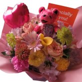 誕生日プレゼント ベアー入り フラワーアレンジメント 誕生日 デザイナーにおまかせ 生花使用 
