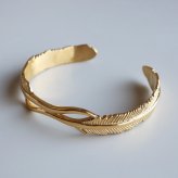 ステンレス フェザー バングル ゴールド メンズ ブレスレット 羽根モチーフ ダブルフェザー 立体デザイン 曲線 オープンタイプ ネイティブ アメカジ カジュアル 大人 おしゃれ 手元アクセント 重ね付け 金属アレルギー対応