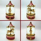 【送料無料】南貿易 φ65mm カルーセルスノードーム QE49305RD 赤 レッド ゴールド 金色ラメ キラキラ 癒し おしゃれ かわいい きれい クリスマス 雪 置物 装飾 雑貨 オブジェ オーナメント ゴージャス プレゼント ギフト 贈り物 誕生日 記念日 手動 メリーゴーランド 上品