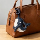 本革 くじら バッグチャーム キーホルダー クジラ 鯨 ホエール レザー バッグアクセサリー ストラップ 動物 アニマル かわいい おしゃれ レディース プレゼント ギフト