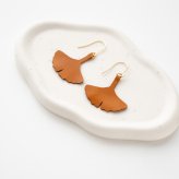 栃木レザー ピアス 【 秋風に舞うイチョウ 】 本革 フックピアス サージカルステンレス