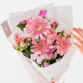 季節のおまかせ 花束Sサイズ ブーケ 韓国ラッピング 花束 生花 花市場から直送 ガーベラ バラ カーネーション  お祝い 誕生日 記念日
