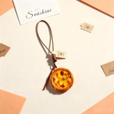 エッグタルト キーホルダー 食品サンプル風 かわいい スイーツ バッグチャーム ストラップ ミニチュア お菓子 モチーフ 鍵飾り カバン 車内 小物 雑貨 インテリア プレゼント