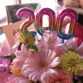 200回 お祝い フラワーアレンジメント ご希望数字入り 誕生日 デザイナーにおまかせ 生花使用