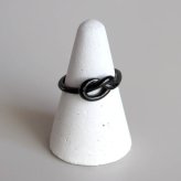 ステンレス 結び目リング ブラック ノット 指輪 メンズ シンプル 細身 黒 アクセサリー 立体 曲線 モチーフ モード カジュアル きれいめ ミニマル 艶感 個性的 おしゃれ 大人 ワンポイント 重ね付け 金属アレルギー対応