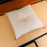 日本製 御前座布団 金襴 盆 法事 仏前 豪華 クッション性 約70×70cm 国産 綿 ウレタン 御前ざぶとん 仏前座布団 法事座布団 和室座布団 座ぶとん フロアクッション 和室クッション 寝具 寝室用品 インテリア アクリル 低反発