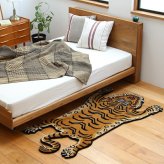 チベタンタイガーラグ ラグマット ウール 手織り TIBETAN TIGER RUG S M L 3サイズ インド製 ハンドクラフト 虎 トラ タイガー アクセントラグ タペストリー エスニック リビング 玄関 ベッドサイド 壁飾り 天然素材 おしゃれ