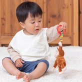 おさるのジョージ にぎってピョン！ | ラトル ガラガラ がらがら 音 布製 おもちゃ 玩具 トイ ファーストトイ おでかけ お出かけ ベビーカー 取付け 0歳 6ヵ月 1歳児 