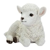 置物 羊 寝そべる羊 幅23.4cm woobia ウービア ひつじ リアル かわいい おしゃれ 玄関 インテリア オブジェ ガーデン ラム 北欧 ナチュラル 動物 アニマル 癒し 棚 未年 プレゼント ギフト 新築祝い