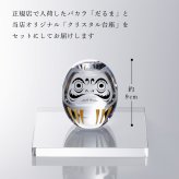 Baccarat バカラ ダルマ・当店オリジナル クリスタルガラス台座 15×15cm セット 名入れ彫刻代込み ギフト プレゼント 誕生日 記念日 就任 受賞 刻印 開店祝 周年記念 インテリア オブジェ 法人記念品 だるま 達磨 クリスタル 縁起物 還暦祝