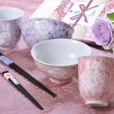 敬老の日 退職 名入れ ペアギフト SXX 波佐見焼 桜華 夫婦茶碗 & 湯呑 & おまかせ箸 紫 ピンク 6点セット 木箱入り / プレゼント ギフト 両親 夫婦 結婚 金婚式 銀婚式 退職 記念 誕生日 長寿 祝い