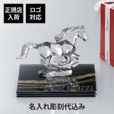 Baccarat バカラ 干支 馬 ゴールド・伊と幸 絹ガラス 霞絹／玉糸 無地染め 黒 金彩 しめ縄 台座 20×20cm オリジナルセット 名入れ彫刻代込み ロゴ対応 正規店入荷 名入れ 彫刻 馬 オブジェ シルクガラス 銀彩 周年記念 就任祝 受章祝 退職祝 表彰記念 法人記念品 還暦
