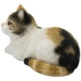 置物 猫 寝そべる三毛猫 幅17cm woobia ウービア リアル かわいい おしゃれ 玄関 インテリア オブジェ ガーデン みけ猫 ねこ ネコ 動物 アニマル 癒し 棚 北欧 リビング 縁起 プレゼント ギフト 新築祝い 猫好き