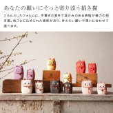 Lucky cat M[招き猫 置き物 置物 おしゃれ かわいい 縁起物 黒 白 金 猫 開運 グッズ 金運 アップ 幸運 インテリア 小さい ミニ 卓上 飾り 玄関 レジ横 デスク 小型 ミニサイズ 手のひらサイズ 木製 木箱 収納木箱付き 台座]