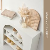 収納家具 ラック マントルピース 可動棚 コード穴付き 幅60cm 高さ80cm 奥行スリム 高さ調節 収納 小物 ディスプレイ 収納力 リビング収納 壁炉台 置くだけ おしゃれ 可愛い アーチ型 ワンルーム 一人暮らし ホワイト 完成品