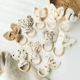 SALE ￥1980→￥980【名入れ 無料】うさ耳 リング 木製 歯固め ガーゼ 木製 名入れ 誕生日 ベビー 木製玩具 出産祝い おしゃぶり ファーストトイ 歯茎マッサージ ギフト ベビーラトル お食い初め 赤ちゃん 布 かわいい 新生児 おもちゃ 名入れ刻印