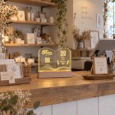 光るアクリルBOOKスタンド ロゴ・QRコード彫刻　　ショップ お店 店舗 開店祝い レジ横 オーダーメイド 御祝 プレゼント ギフト 木製 透明 フリーWi-Fi インスタ LINE バーコード USB ライト 照明 本 洋書 雑貨 美容院 本屋 花屋 ペットショップ 家具屋