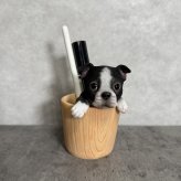 犬の置物 ペン立て woobia ウービア ボストンテリア リアル動物オーナメント 高さ12cm 木目調バケツ ペンスタンド 鉛筆立て イギリス職人手彩色 デスク 書斎 オフィス 在宅ワーク 犬好き 誕生日 退職祝い 就職祝い 記念日 ギフト プレゼント おしゃれ