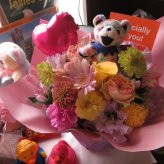 誕生日プレゼント ベアー入り フラワーアレンジメント 誕生日 デザイナーにおまかせ 生花使用 
