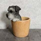 犬の置物 ペン立て woobia ウービア シュナウザー リアル動物オーナメント 高さ12cm 木目調バケツ ペンスタンド 鉛筆立て イギリス職人手彩色 デスク 書斎 オフィス 在宅ワーク 犬好き 誕生日 退職祝い 就職祝い 記念日 ギフト プレゼント おしゃれ