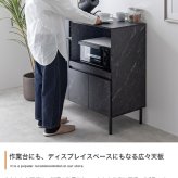 食器棚 キッチン収納 レンジ台 レンジボード ラック 大理石柄 ストーン 収納 スリム 薄型 コンパクト 省スペース 小さめ ロー 扉付き 引き出し スライドトレー 2口コンセント 可動棚 家電 リビング ダイニング 新生活