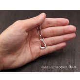 ハワイアンジュエリー ネックレス フィッシュフック モアナ ネックレス 刻印 無料 誕生石入れ可 Ｓサイズ 縦23mm シルバー925 ギフトラッピング可能 チェーン 長さ選べる メンズ レディース プレゼント ハロウィン 【品番：CG-SP2631】