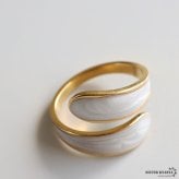 ステンレス 巻き付く ホワイトリング ニュアンスリング 幅広 太幅 ワイドリング ゴールド 18K GP フリーサイズ レディース 女性 指輪 金属アレルギー対応