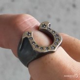 燻し加工 馬蹄リング メンズ 指輪 ホースシューリング ストーン付き 印台リング メンズリング シルバー いぶし加工 ごつめ 大ぶり 幅広リング ボリュームリング ロック バイカー アメカジ ヴィンテージ風 かっこいい おしゃれ