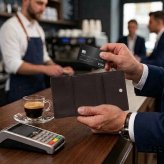 モンテスピガ　monte SPIGA　三つ折り財布　コンパクト財布　MOSMSP501DBR　ダークブラウン　濃茶　シュリンクレザー　牛革　トライフォード ウォレット