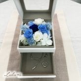 プリザーブドフラワー ジュエリーボックス アクセサリーケース エターナルブルー 青 バラ 小物入れ 引き出し ガラス プロポーズ 結婚祝い 記念日 誕生日 ホワイトデー クリスマス プレゼント ギフト 贈り物 女性 妻 彼女 友達 時計 指輪 ピアス 収納 枯れない花 宝石箱 サプライズ サムシングブルー Lulu＊s ルルズ 0868