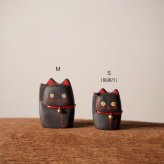Lucky cat M[招き猫 置き物 置物 おしゃれ かわいい 縁起物 黒 白 金 猫 開運 グッズ 金運 アップ 幸運 インテリア 小さい ミニ 卓上 飾り 玄関 レジ横 デスク 小型 ミニサイズ 手のひらサイズ 木製 木箱 収納木箱付き 台座]