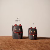 Lucky cat S[招き猫 置き物 置物 おしゃれ かわいい 縁起物 黒 白 金 猫 開運 グッズ 金運 アップ 幸運 インテリア 小さい ミニ 卓上 飾り 玄関 レジ横 デスク 小型 ミニサイズ 手のひらサイズ 木製 木箱 収納木箱付き 台座 収納ケース] 即納