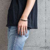 ステンレス スマイリー ニコちゃん 槌目模様 燻し風加工 バングル ブレスレット メンズ ワンポイント スマイル 丸型モチーフ 凹凸 アンティーク調 カジュアル ストリート ロック 個性的 手元 アクセサリー 金属アレルギー対応