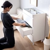 ショーケース付きチェスト 幅60cm×奥行40cm×高さ90cm パーティクルボード 天然木 ガラス メラミン 組立品 洋服や小物をすっきり整理可能 ホワイト グレー ストーン ブラウン
